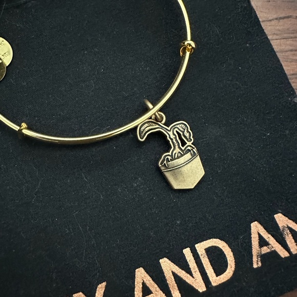 🌱 Alex and Ani Bowtrunkle Fantastic Beasts Harry Potter Bracelet +FREE GIFT! - Picture 2 of 5